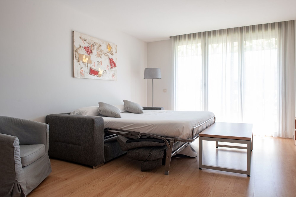 Aura Park Aparthotel 24/69
