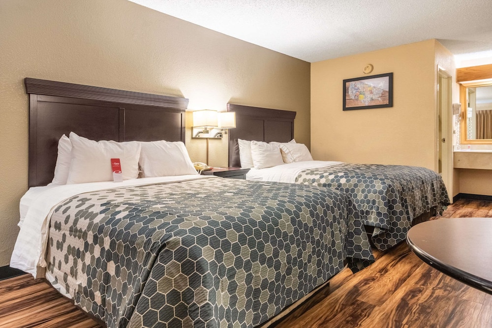 Econo Lodge Hillsboro I-35 7/35