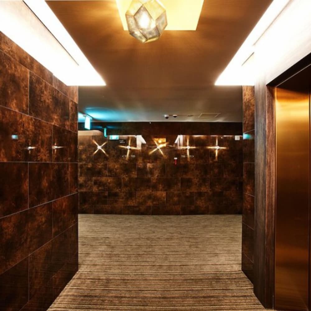 Hotel Wanted 8/70