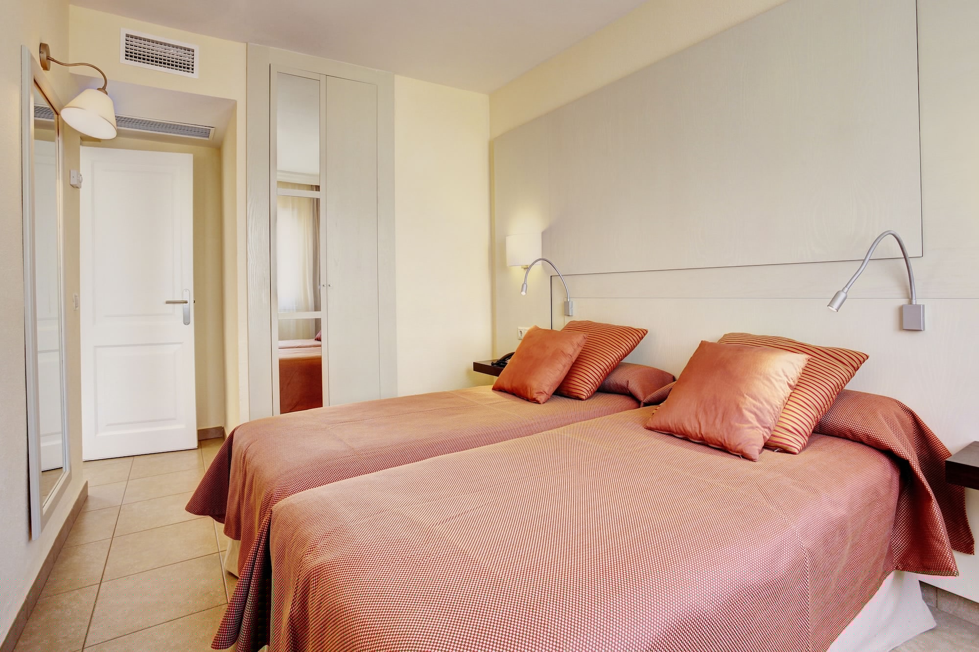 2 Bedrooms, Apartment, Partial Sea View, Terrace