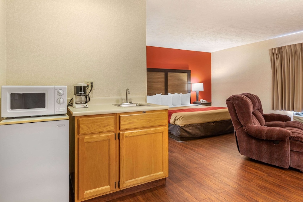 Econo Lodge Traverse City South 4/31