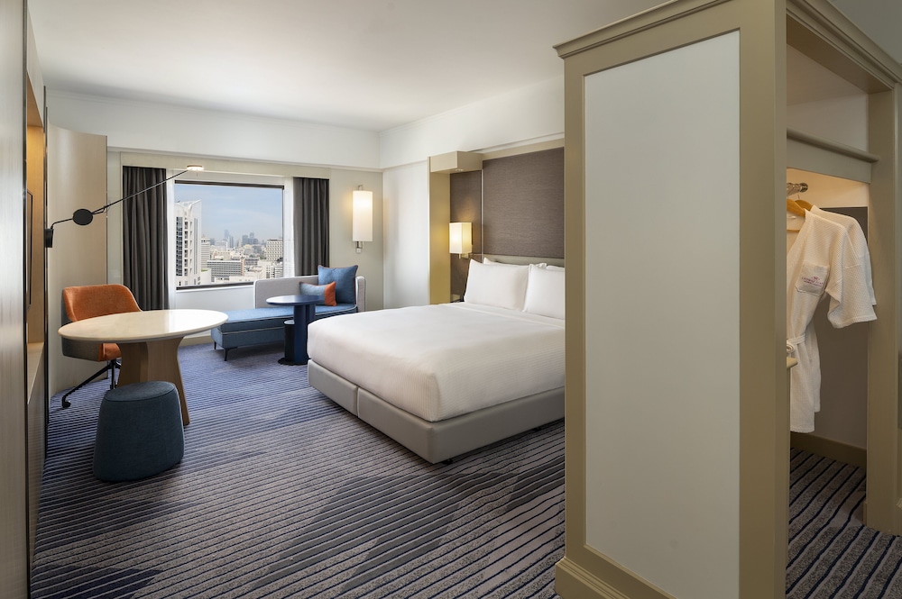 غرفة بريميوم بسرير كينج مع دخول صالة النادي للمدخنين، Crowne Plaza Bangkok Lumpini Park 3/5