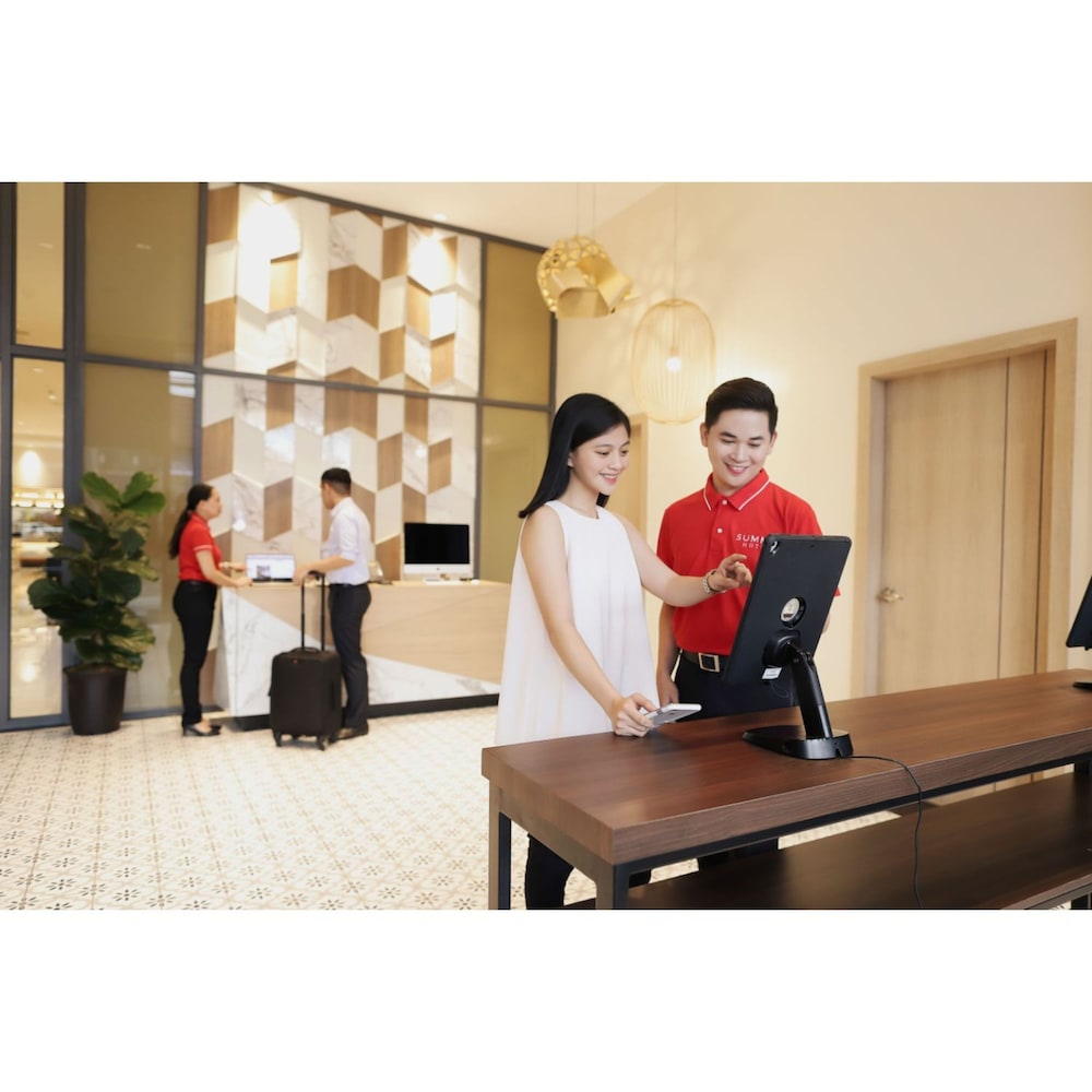 Summit Hotel Greenhills 51/61
