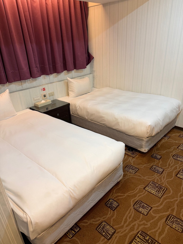 ROOM, TWIN BEDS, NO WINDOW