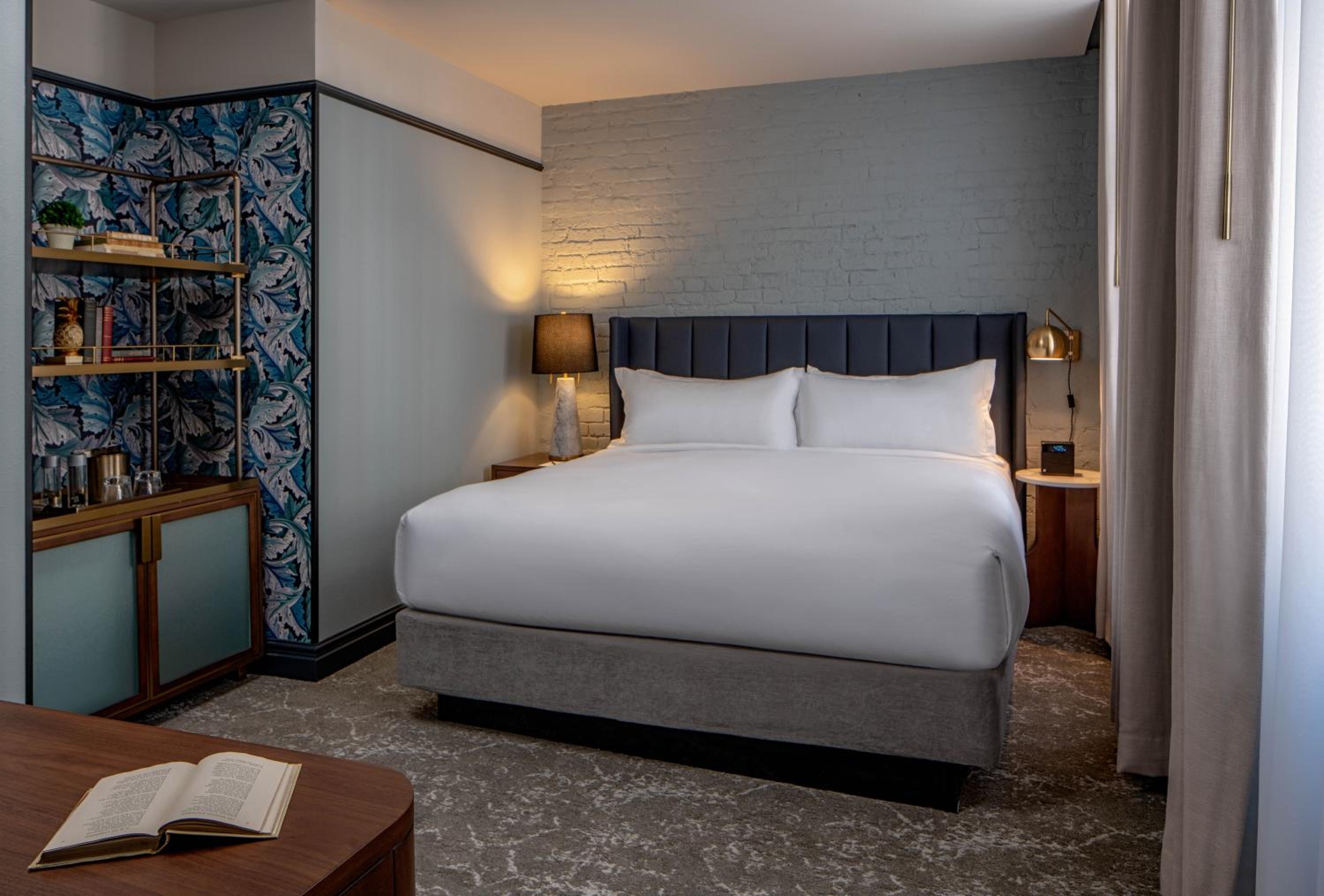 Room, King Bed, Street View