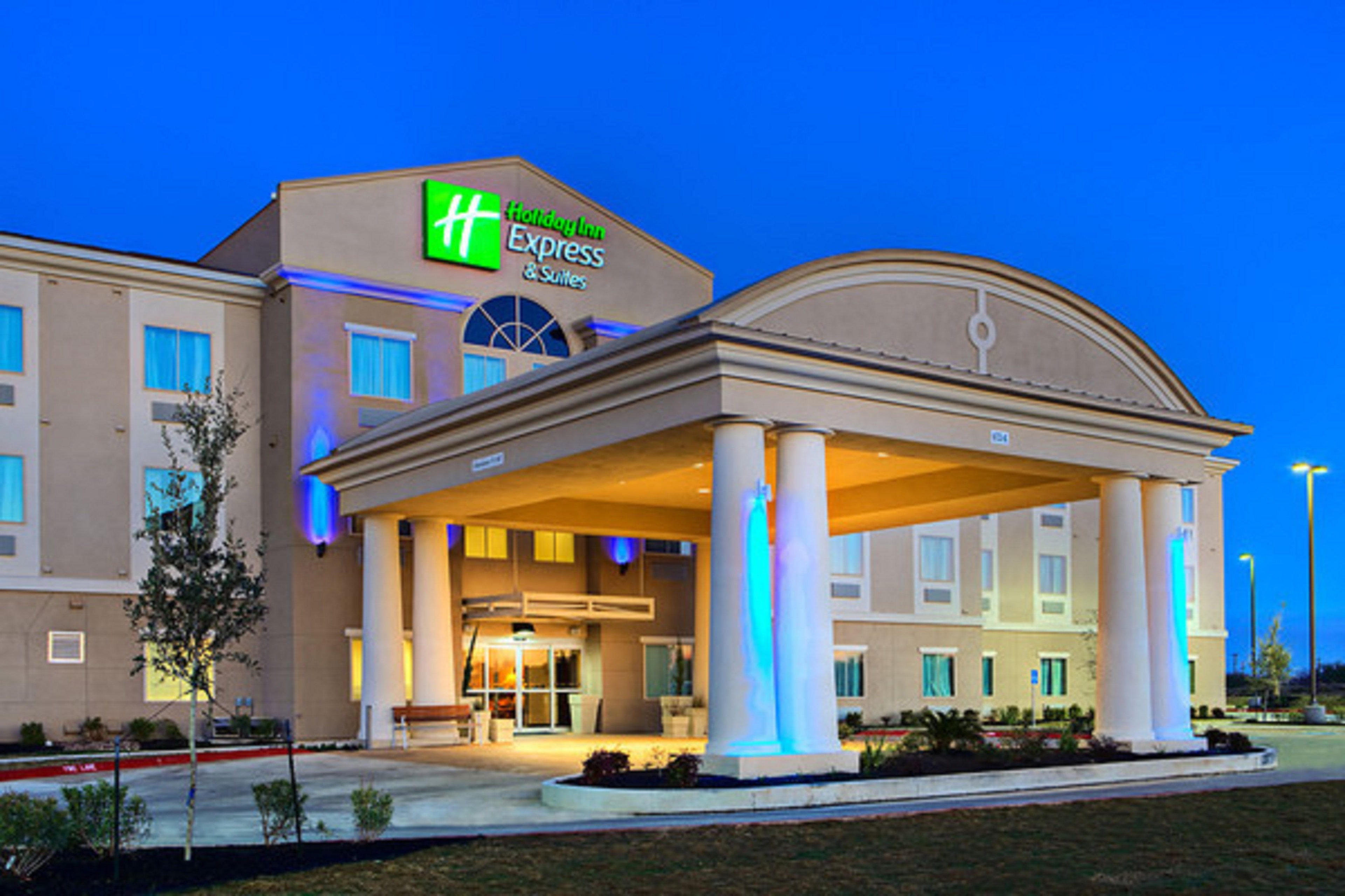Holiday Inn Express Suites Cotulla 1/32