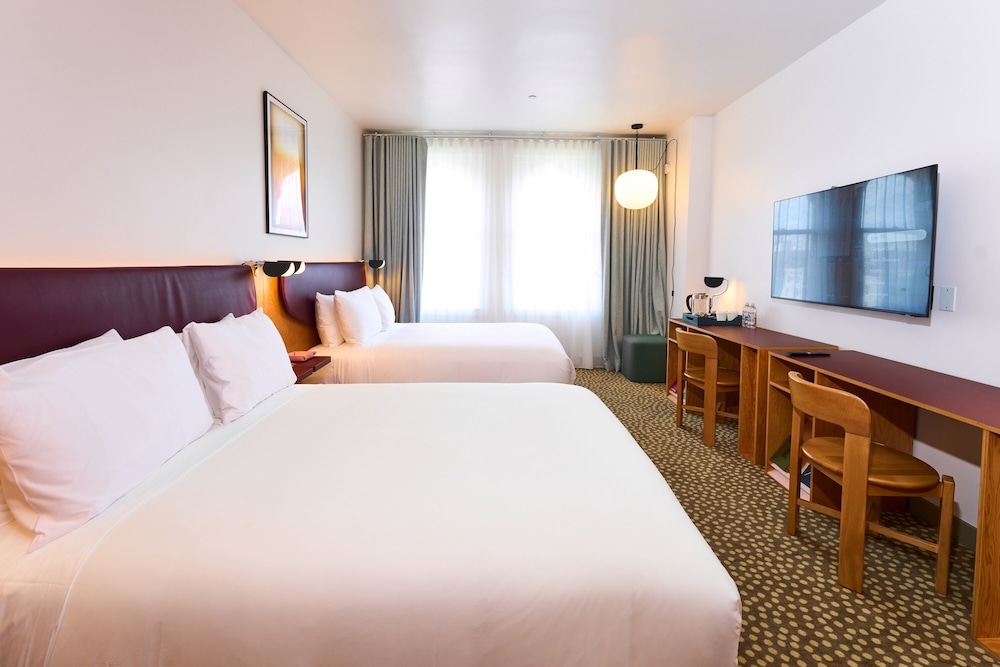 Renovated, 2 Queen Beds, Accessible