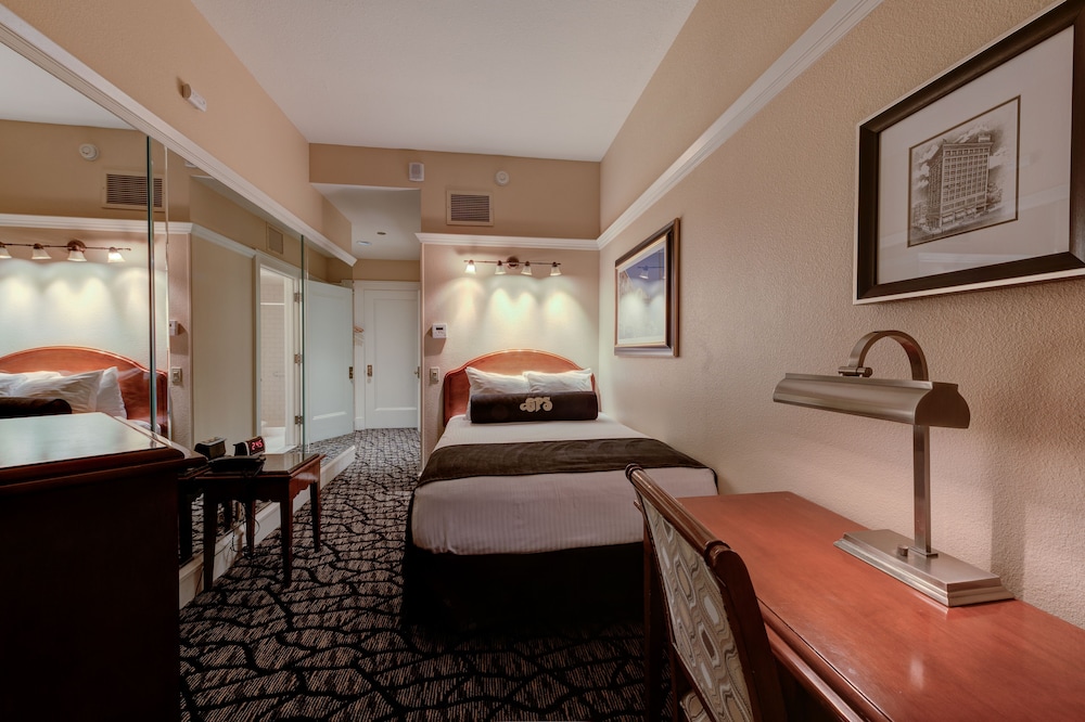 Gaslamp Plaza Suites 55/68