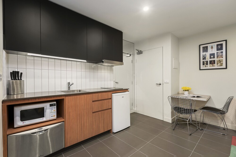 PLUM SERVICED APARTMENTS CARLTON 6/40