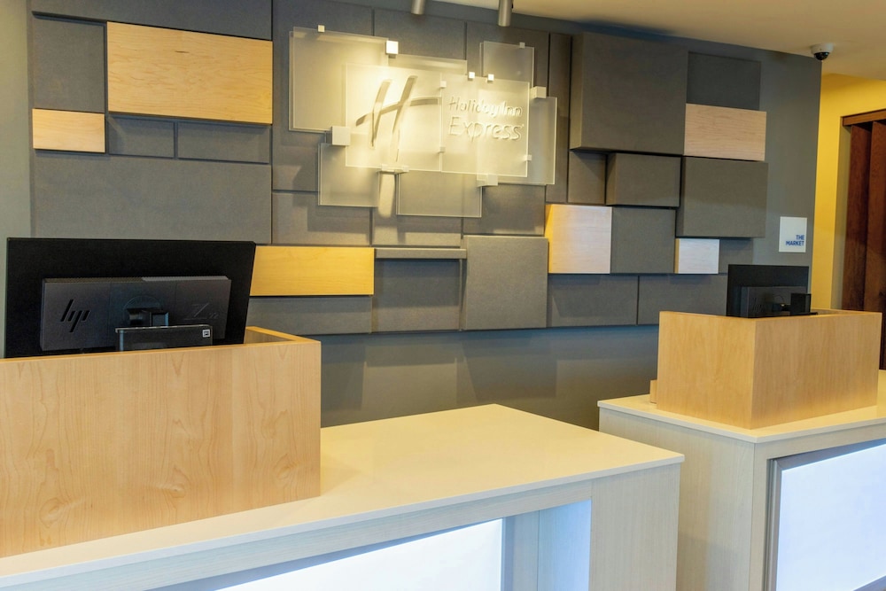 Holiday Inn Express Anaheim West 11/45