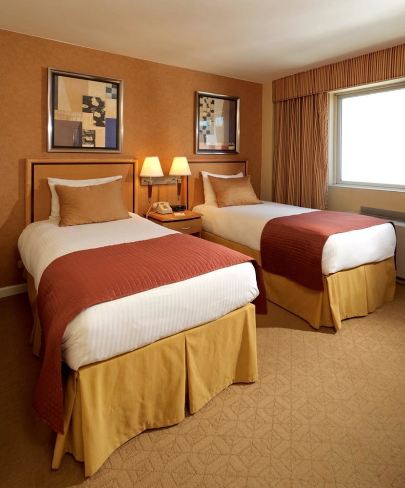 Room at Skyline Hotel New York, NEW YORK - NY