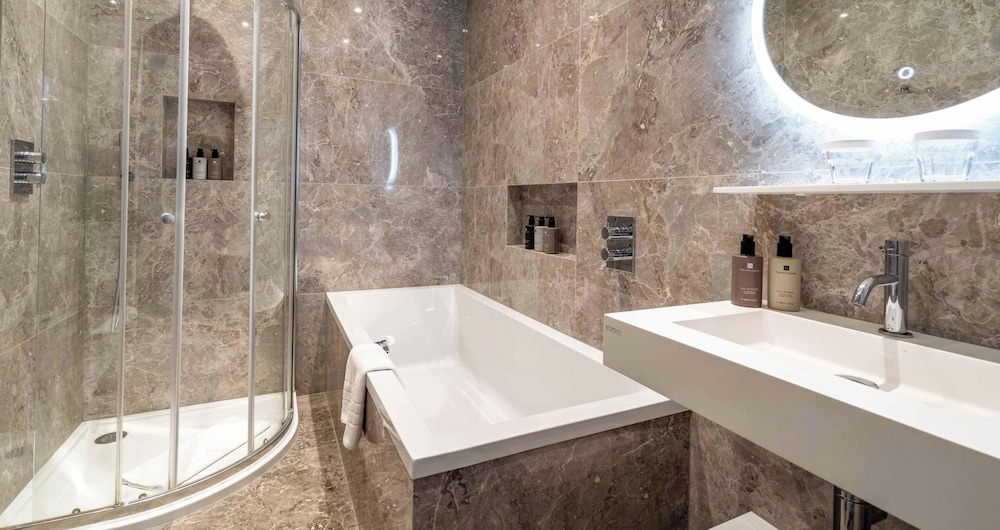 3 Bedrooms, Signature, Apartment, 2 Double Beds, 3 Beds, 2 Bathrooms، No 1 The Mansions By Mansley 8/10