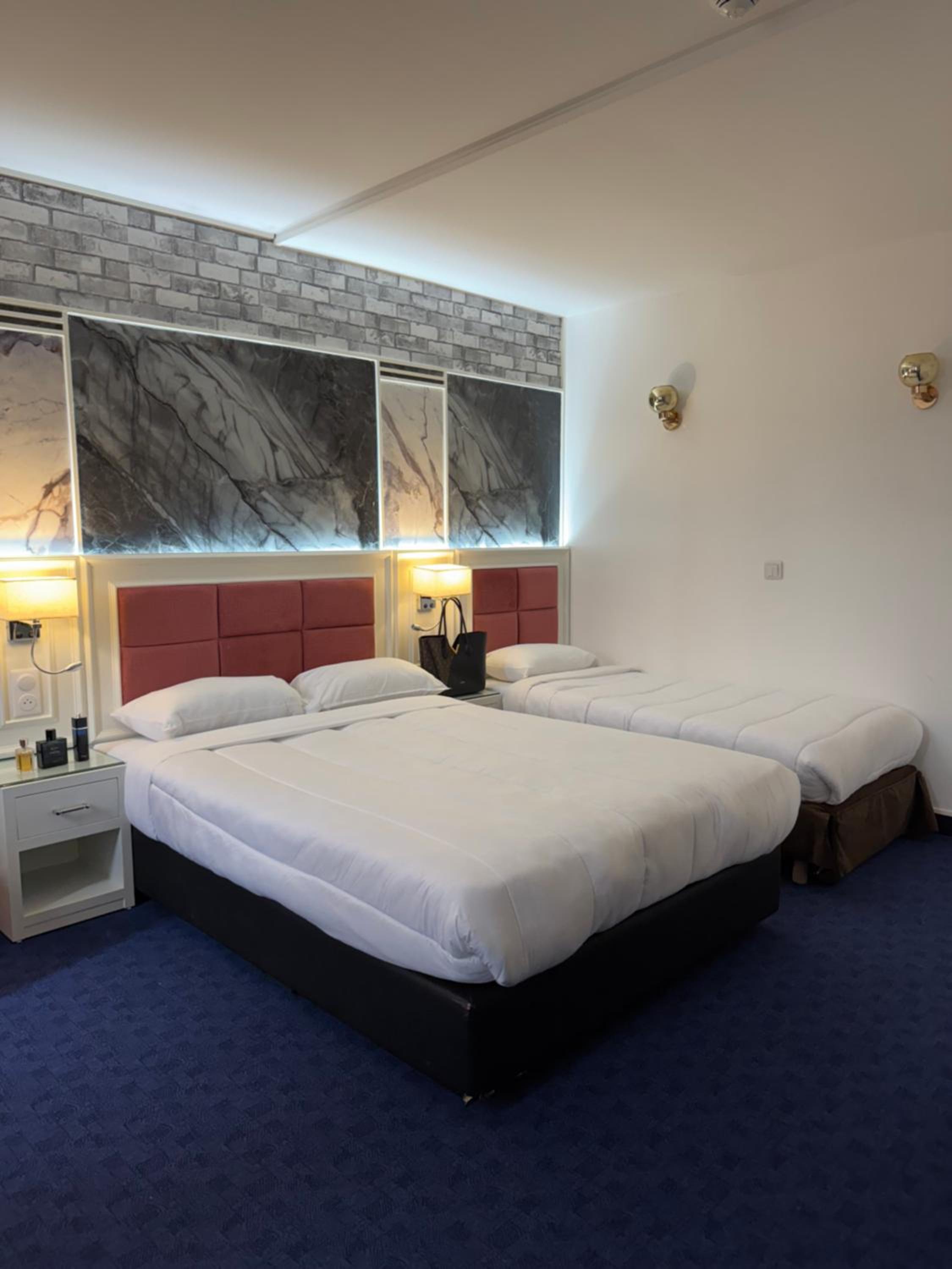 غرفة ثلاثية، Hotel Grand Paris 6/6