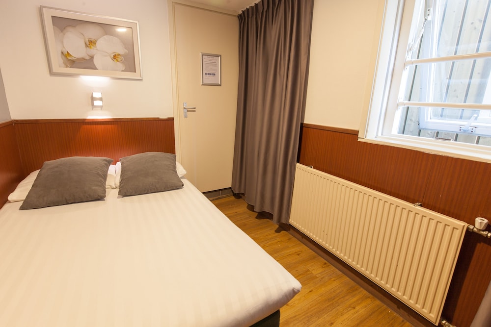 ROOM, DOUBLE BED