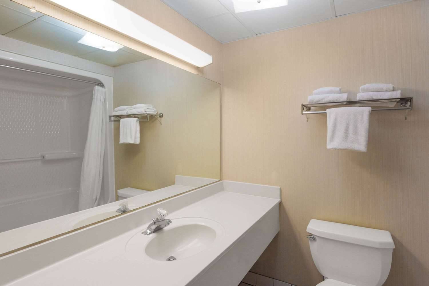 Days Inn And Suites Branson 10/11