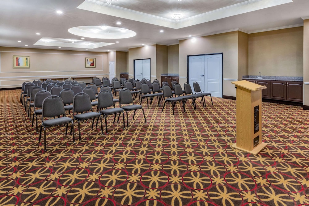 La Quinta Inn & Suites by Wyndham Garland Harbor Point 42/54