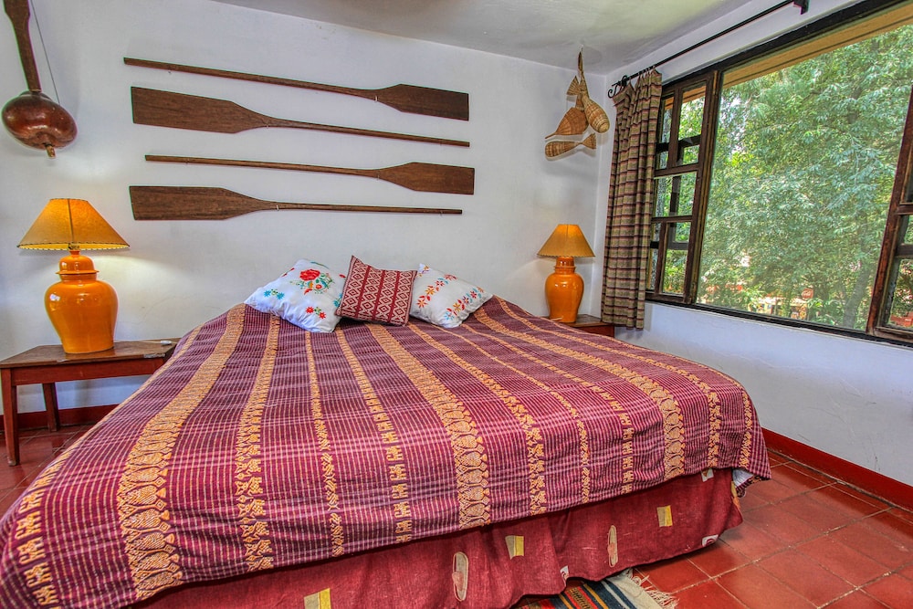 Junior Suite, Queen Bed, Garden View