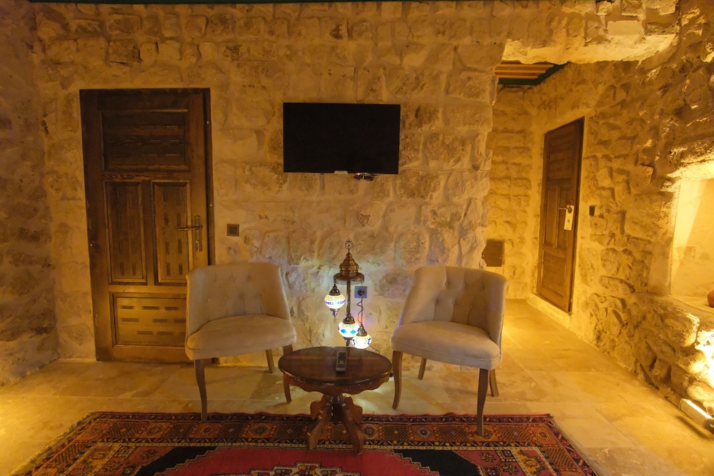 Euphoria Cave House 39/50
