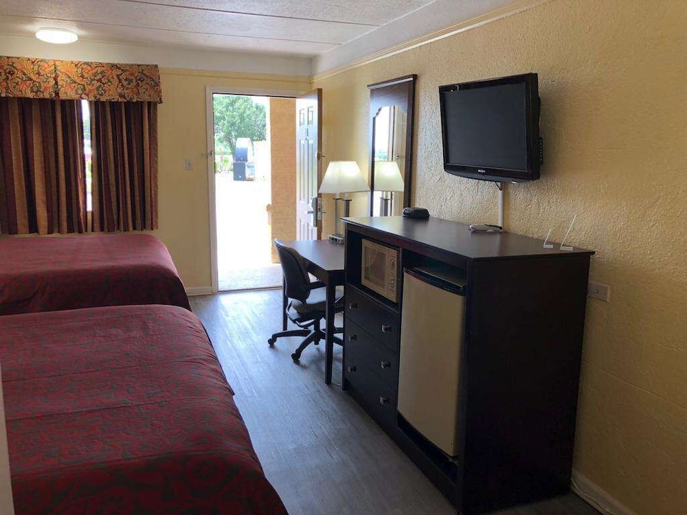 Days Inn by Wyndham Gainesville 43/49