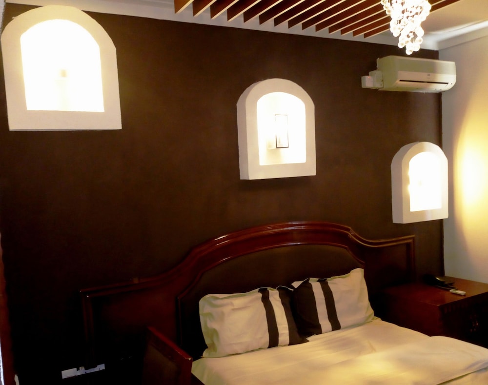 Emerald Hotel 45/55