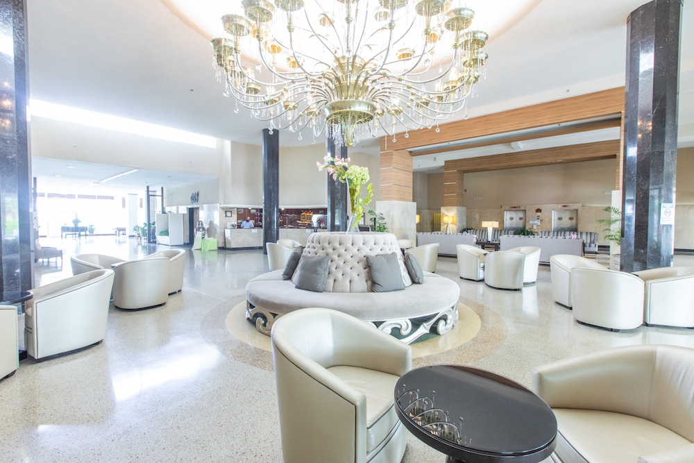 Sherry Frontenac Oceanfront Hotel 28/49