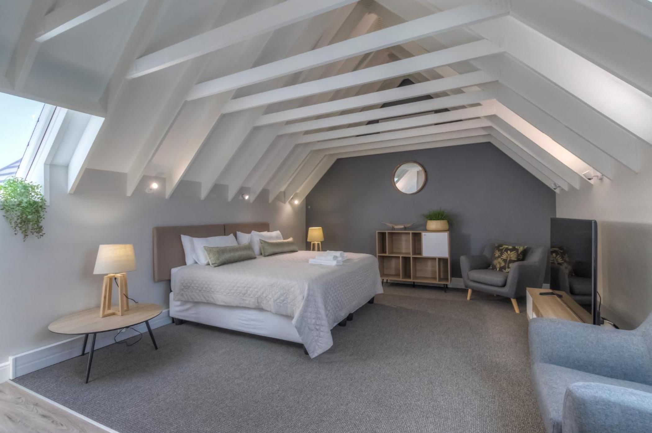 Skyfall, Loft