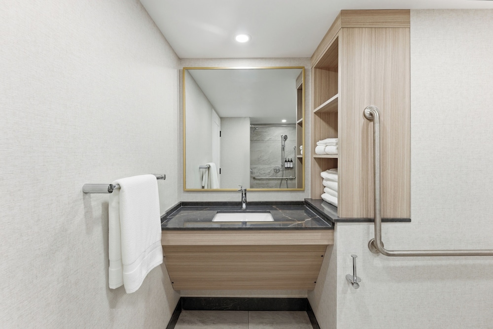 Suite, 2 King Beds, Falls View, Accessible, Embassy Suites By Hilton Niagara Falls Fallsview 4/5