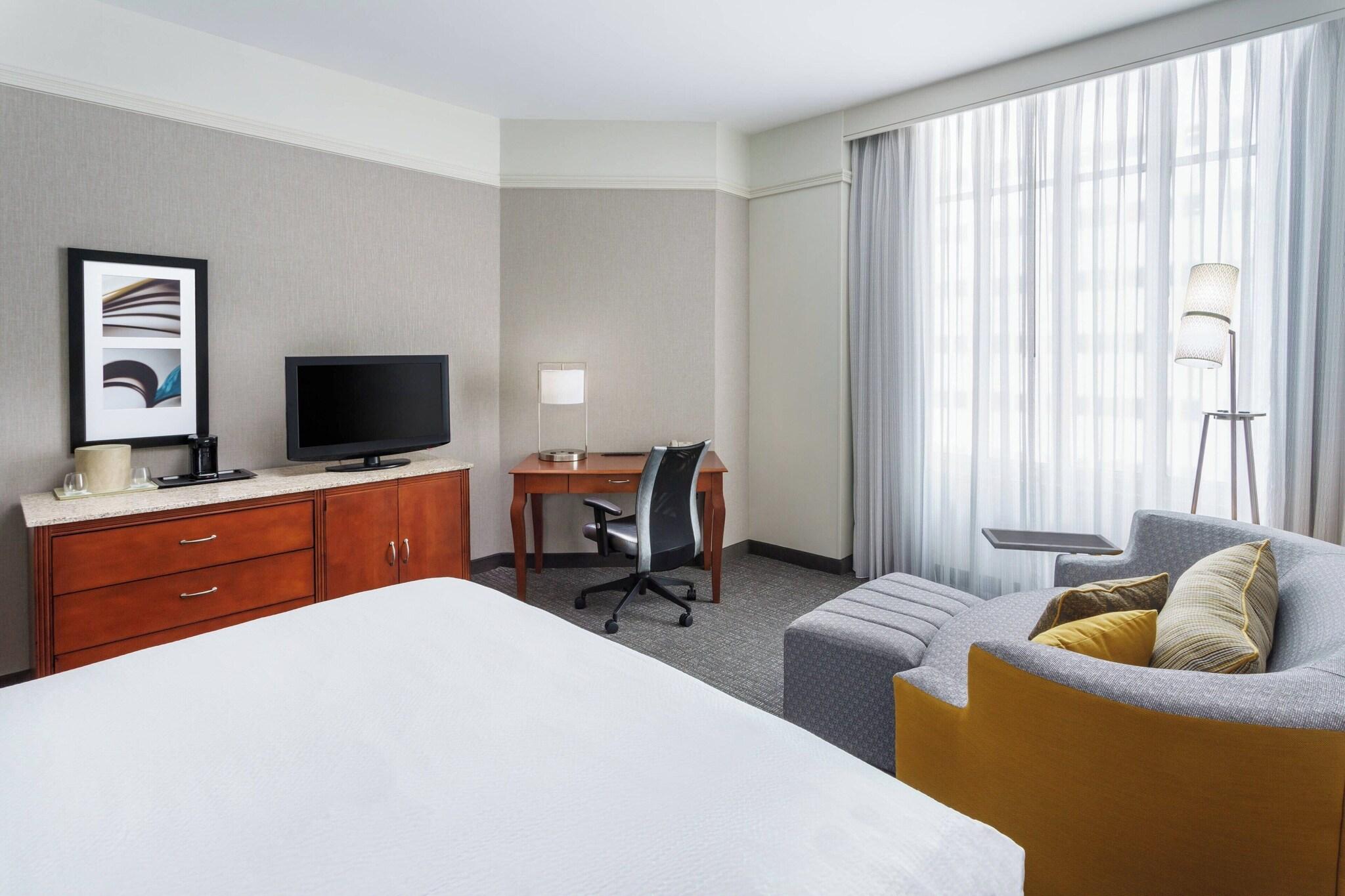 Room, Double Bed, Accessible, Courtyard Houston Downtown Convention Center 2/4