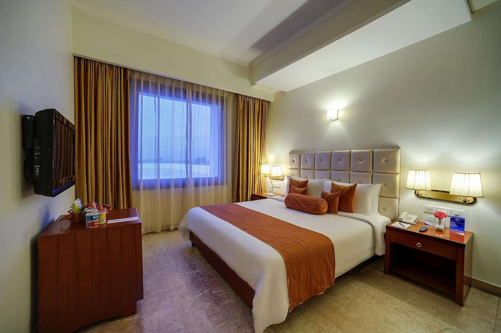 ROYAL SAROVAR PORTICO 7/35
