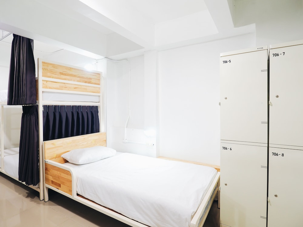 Female Dorm, 7 Beds