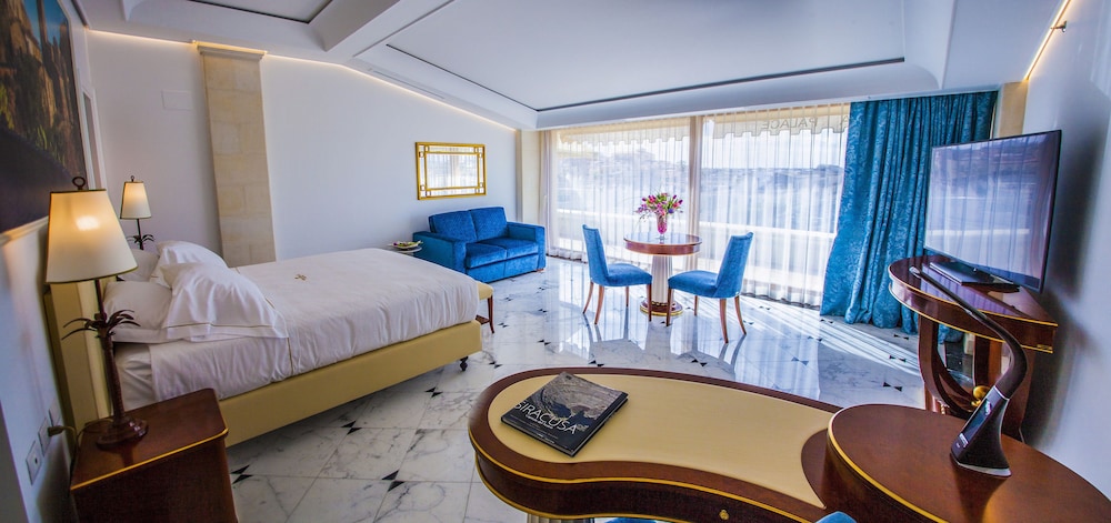 JUNIOR SUITE, KING BED, SEA VIEW, BALCONY