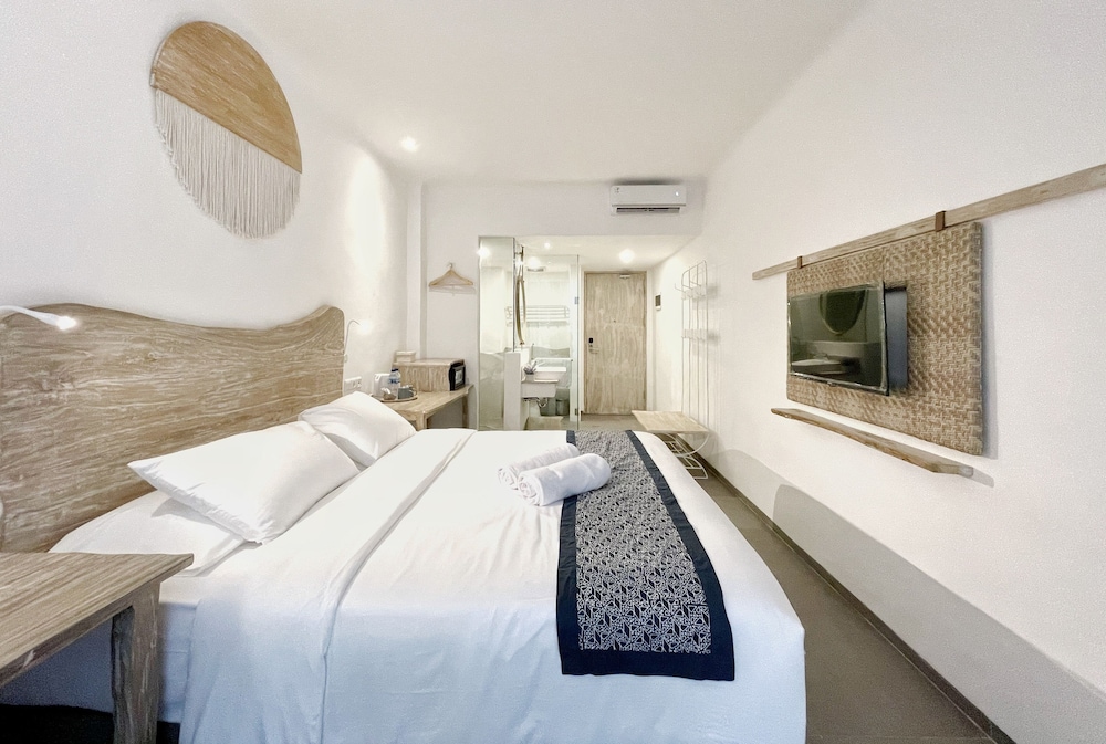 Deluxe, King Bed, Pool Access