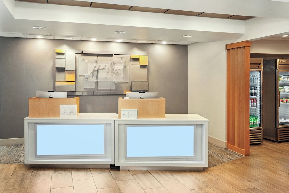 Holiday Inn Express Hotel & Suites Urbana-Champaign(U Of I Area) 9/74