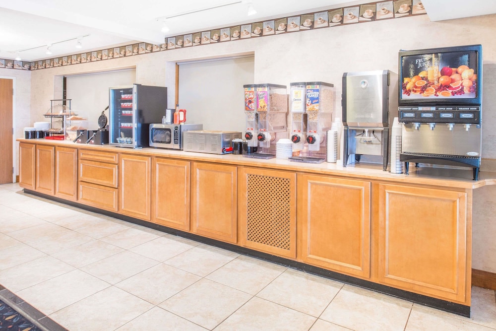 Ramada by Wyndham Springfield North 1/18