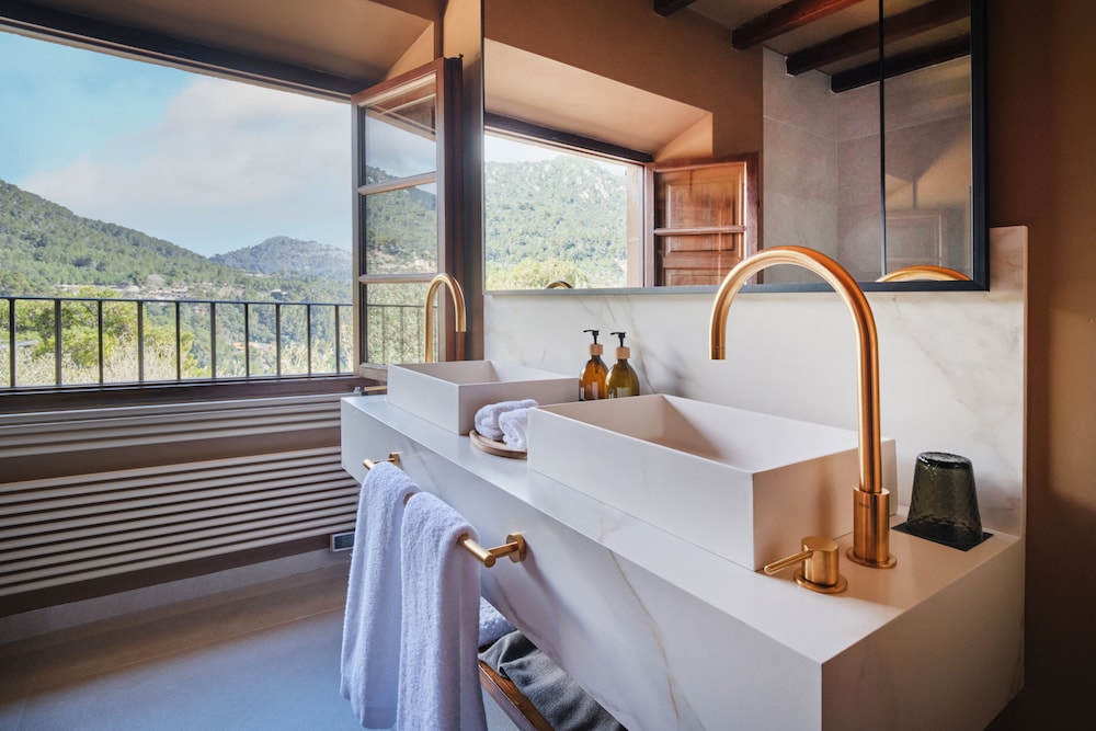 Junior Suite, King Bed, Mountain View