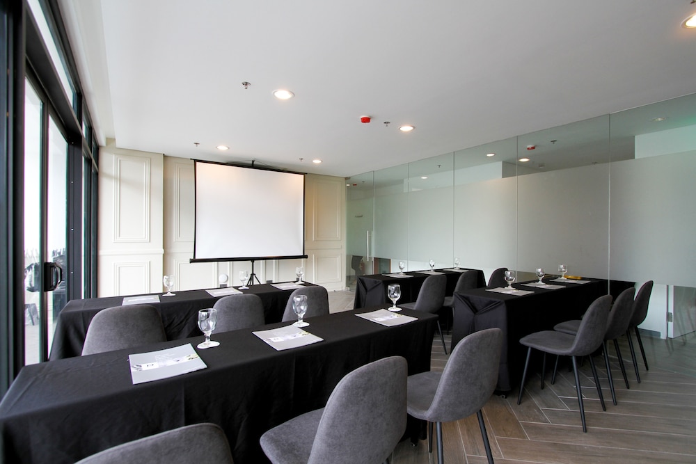 Privato Makati 27/41