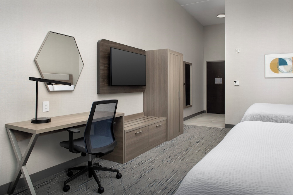Holiday Inn Express Hoteland Suites Knoxville-Clinton 57/65