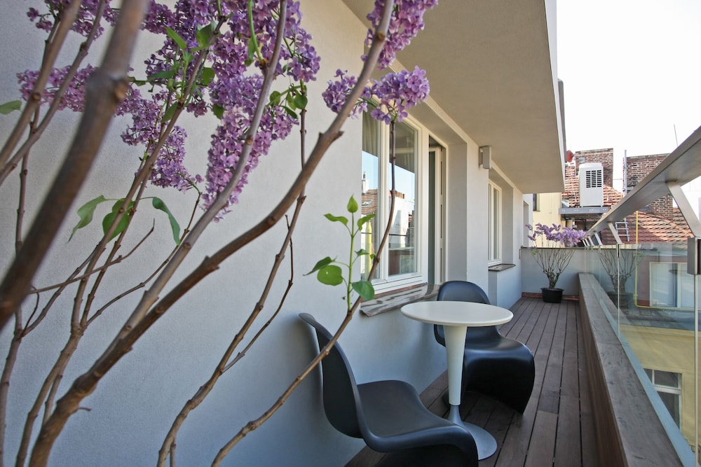 The Emblem Hotel 42/49