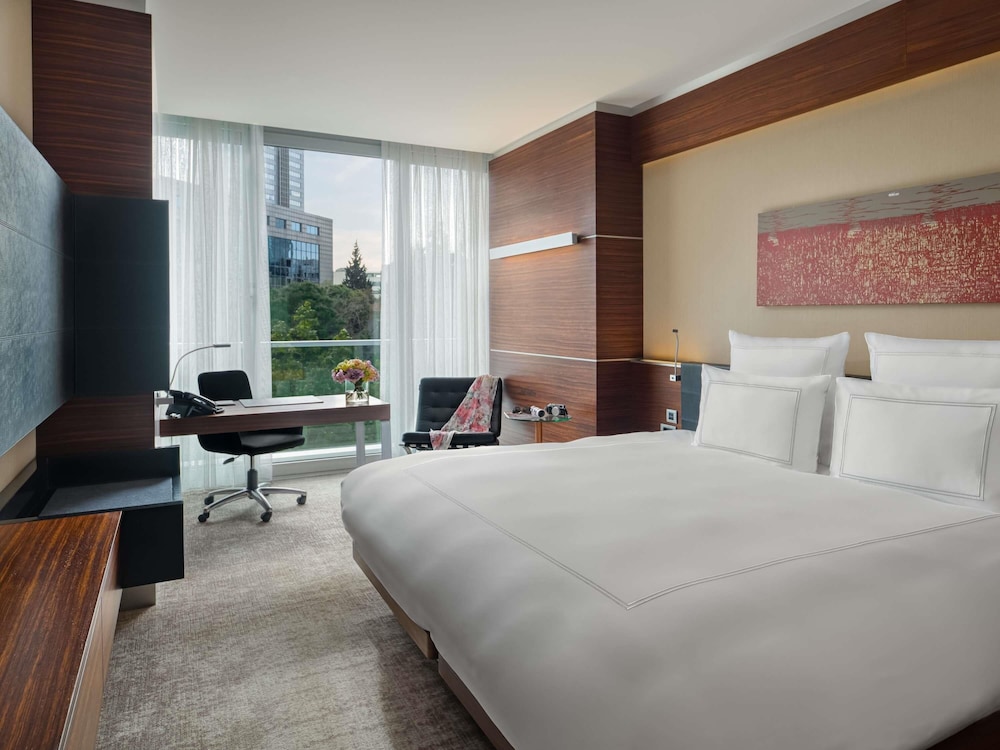 CLASSIC, KING BED, CITY VIEW