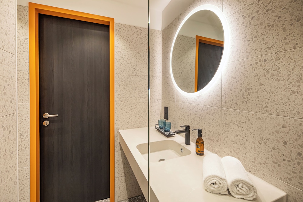 LOGINN Hotel Koln Airport 46/48