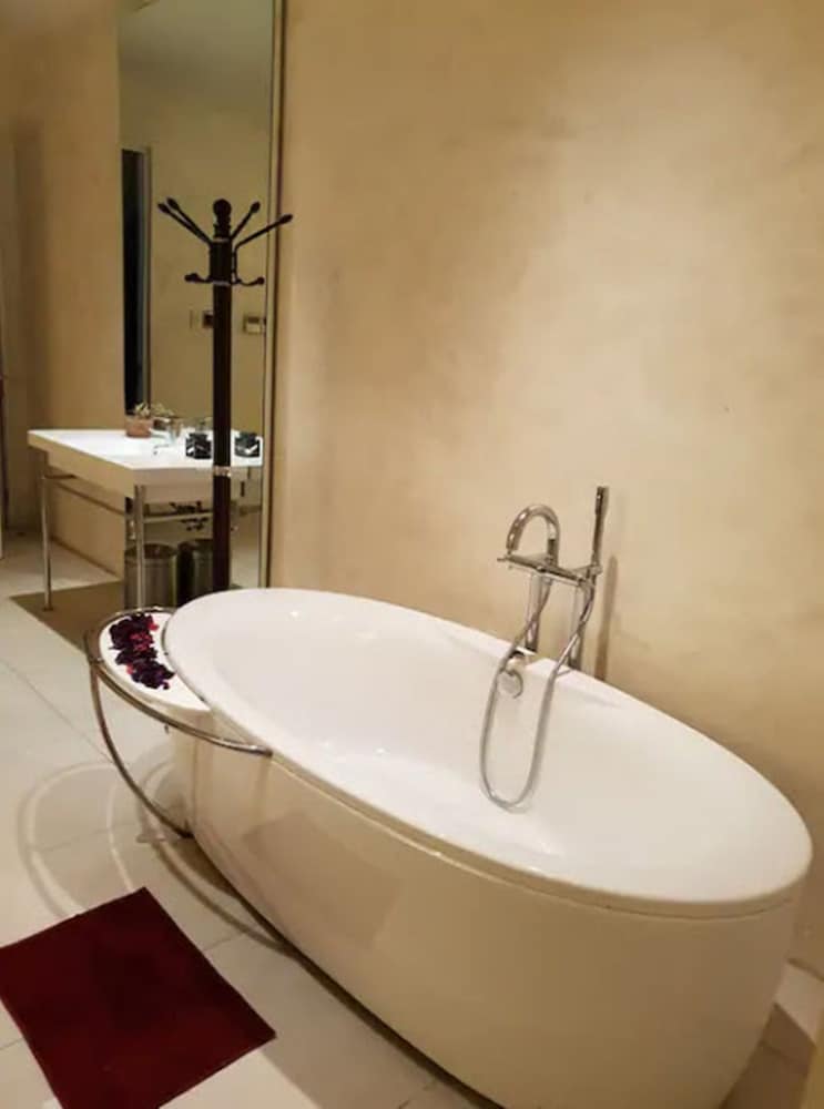 Azure Luxury Beach Suites By Vacationsph 50/50