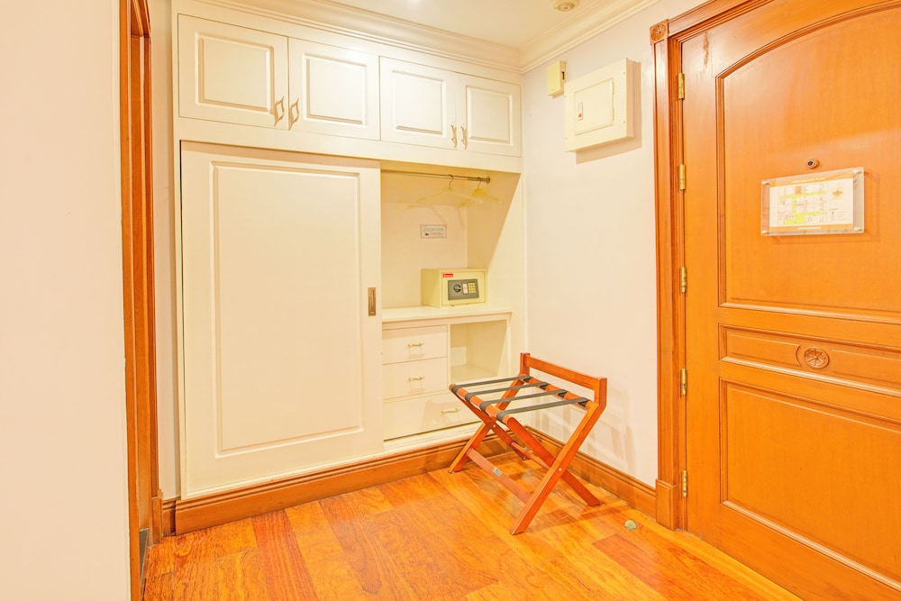 Townhouse OAK Makati Manila Near PNR Pasay Evangelista formerly VIP Suites 29/47