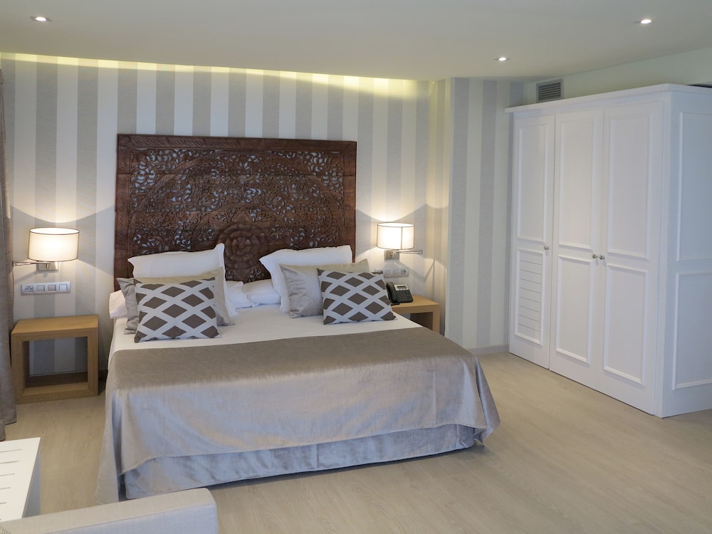 SUITE, CITY VIEW, JETTED TUB