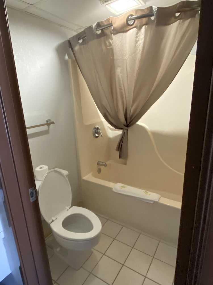 Econo Lodge Branson Theater District 34/40