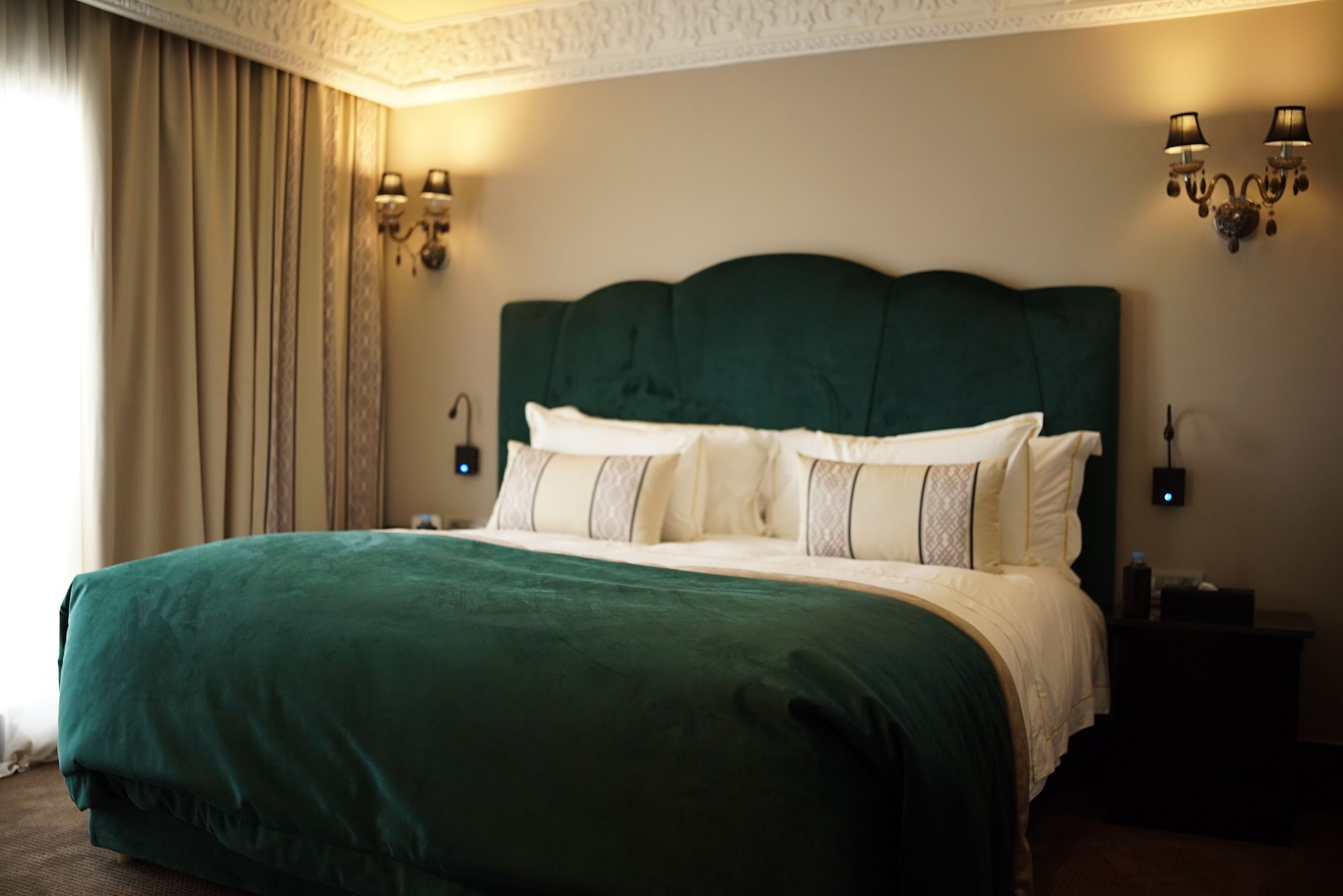ROYAL, SUITE