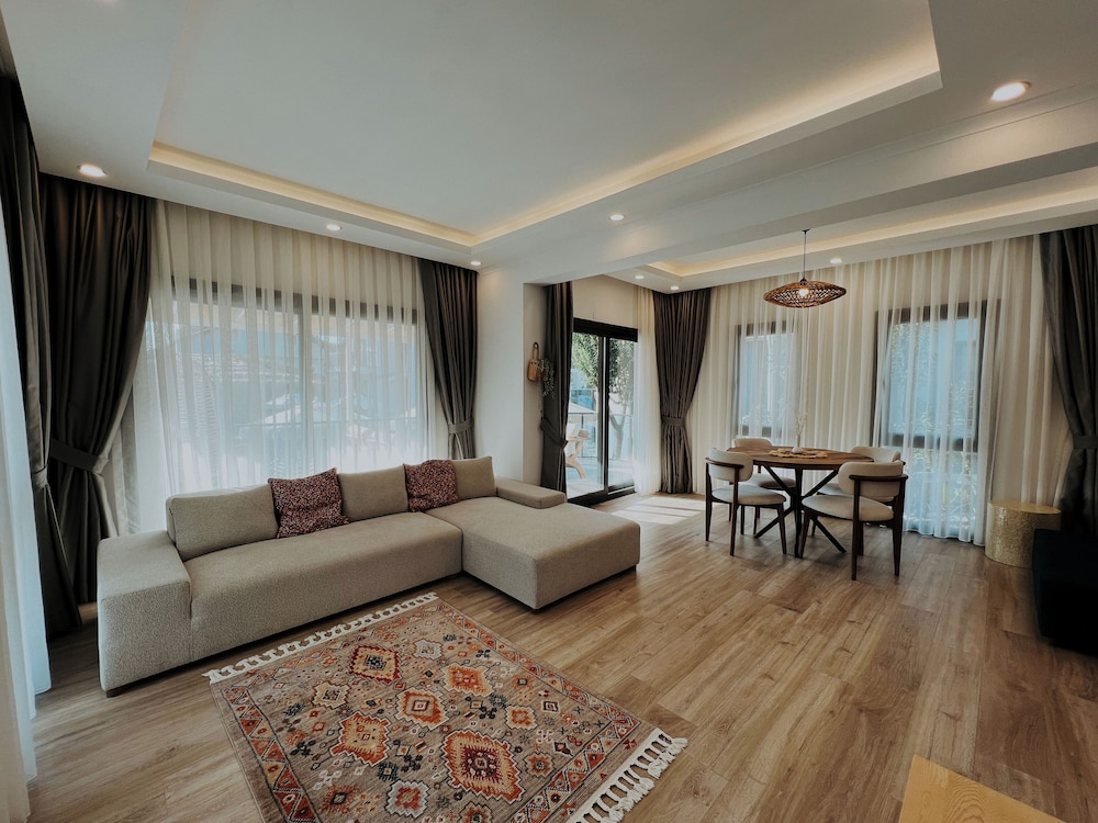 Marla Suite 26/50
