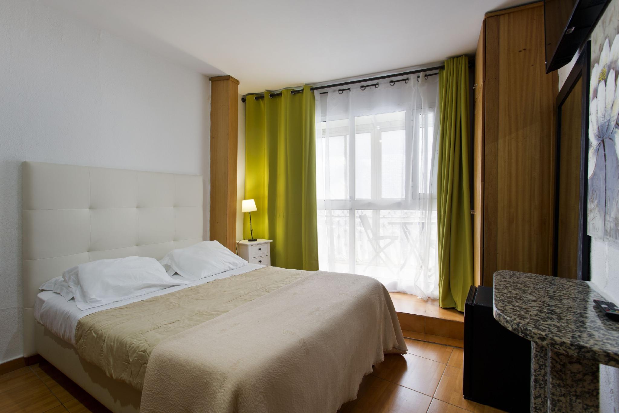 ROOM, QUADRUPLE, PRIVATE BATHROOM