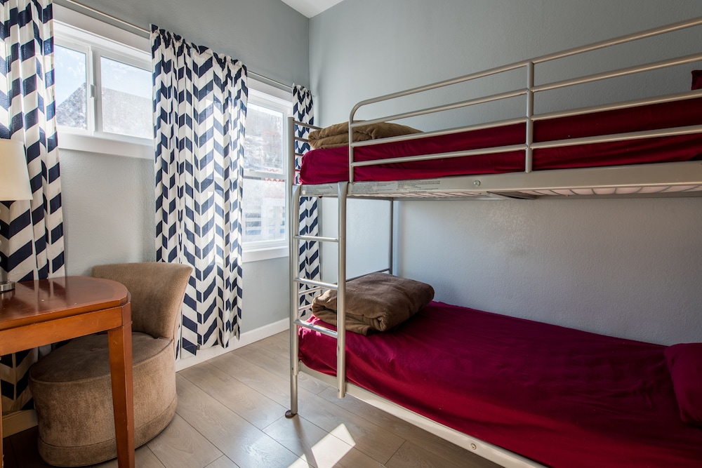 European Hostel 32/51