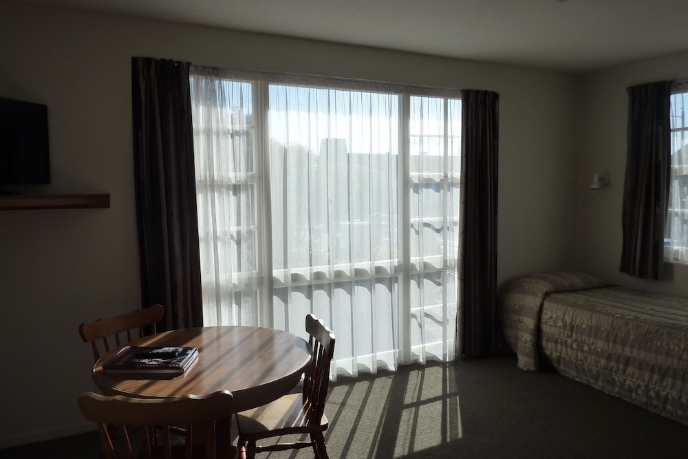 Colonial Inn Motel 24/41