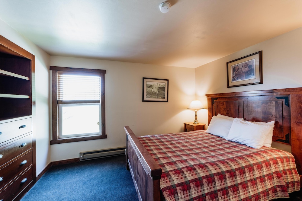 Chico Hot Springs Resort 12/50